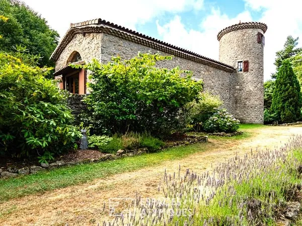 Maison de caractère, en pleine nature, au coeur de l'Ardèche verte.