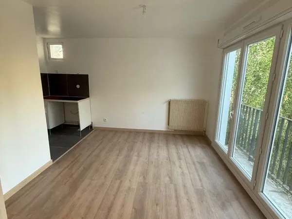 Studio vide avec Balcon et Cave