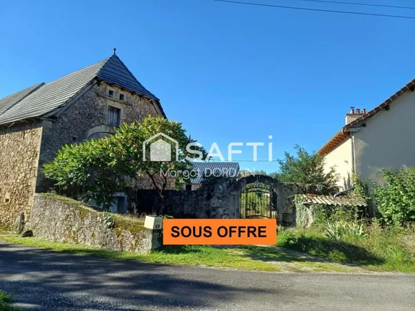 Située dans un petit hameau à moins de 3km de Lanuéjouls, 20mn de Villefranche de Rouergue et 40mn d