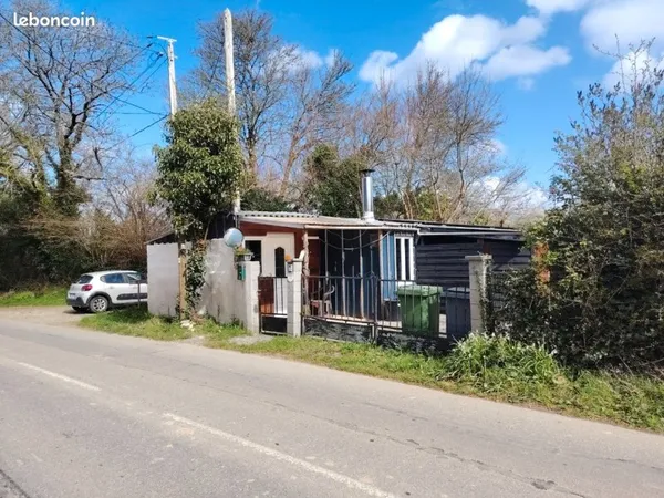 Vends batiment habitable avec terrain de 1000m2