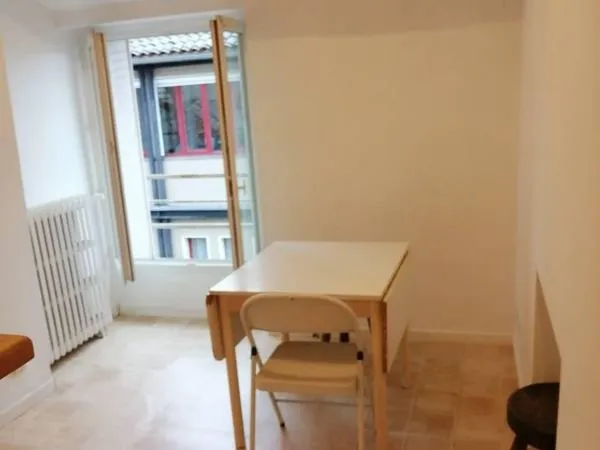 Studio meublé avec mezzanine à Poitiers à 150 mètres de la Place de l'hôtel de Ville