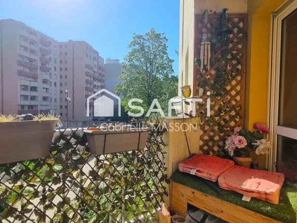 Appartement avec balcon, cave et parking