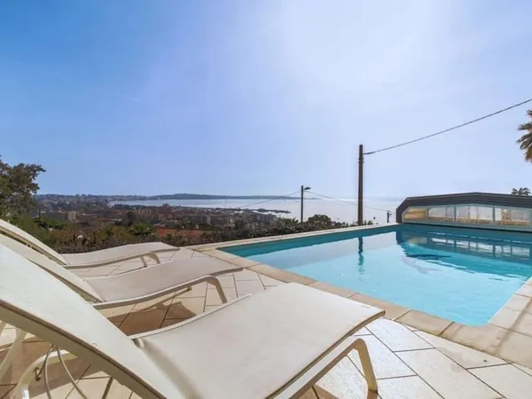 VALLAURIS- Magnifique propriété avec 2 maisons- vue mer- piscine