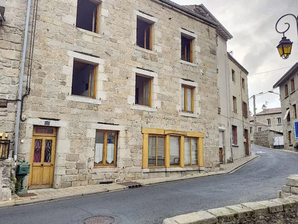 Maison à rénover avec terrain non attenant dans le centre de Lapte