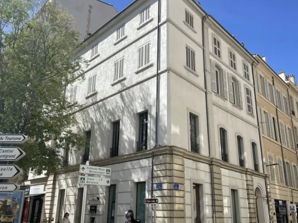 Bureaux à louer dans immeuble d'angle