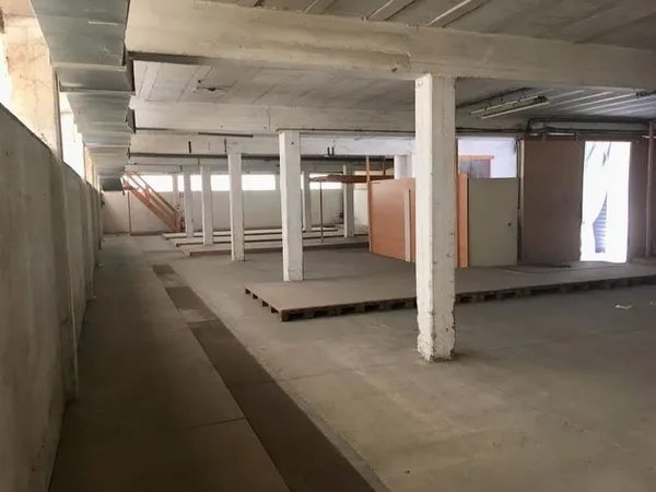 Local 597 m²