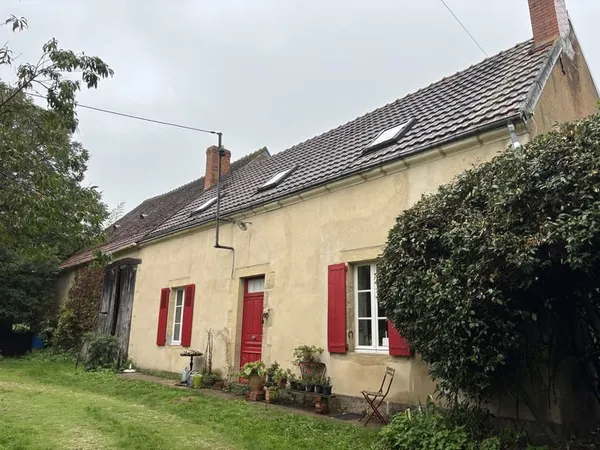 Urciers - Ferme de caractère avec des dépendances et un terrain spacieux d'environ 5000 m2