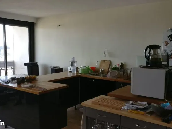 Chambre meublée dans un grand duplex en colocation