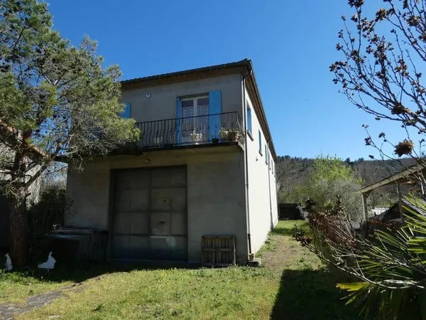 Grande maison de 170m² T8 (2 appartements de 85m² chacun) sur grand garage de 180m² et 5 garages de 