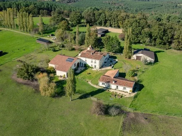A 20 minutes de Chalais, sur plus de 32 hectares dont 8 hect