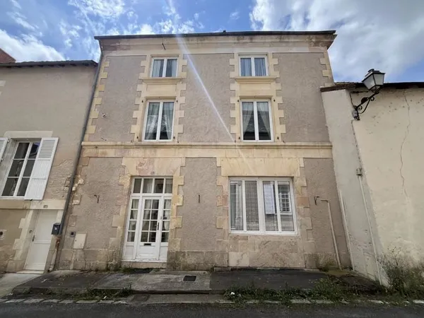 Grande maison de ville, centre ville Saint Savin