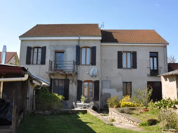 Belle maison en pierre, avec 6 chambres et 1071 m2 de terrai