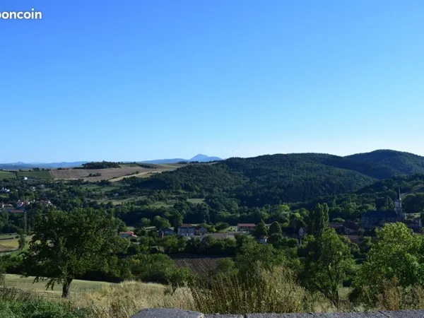 Corps de Ferme clos, vue imprenable sur le Puy de Dôme