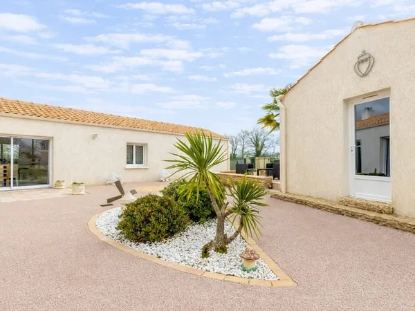 Maison de charme avec dépendances et installations pour élevage canin