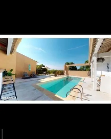 Villa sur terrain avec piscine sur Esparron de pallieres