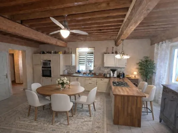 SOUS OFFRE AU PRIX ! CLAVEISOLLES, maison de village 113 m2 Carrez sans travaux