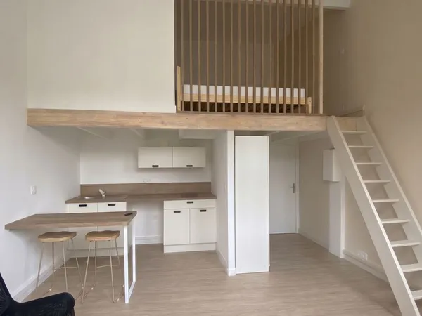Studio duplex rénové - 33 m² - lumineux et meublé