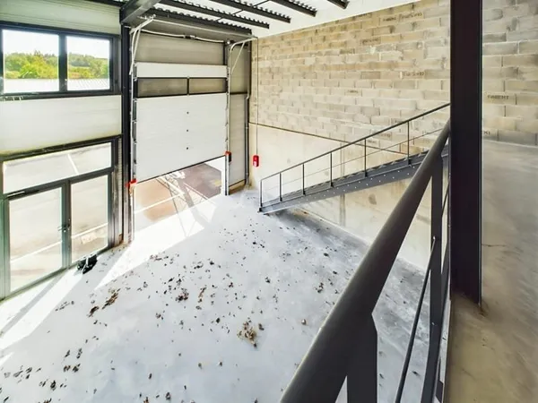 Local d'activité Mesigny 150 m2