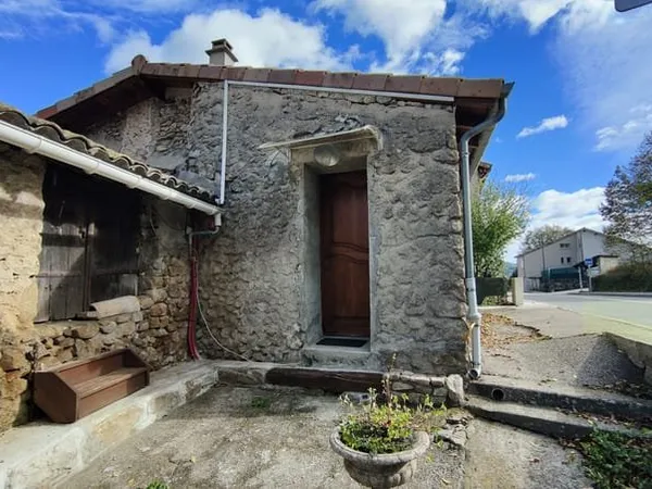 Maison de village entièrement rénovée MEYRAS
