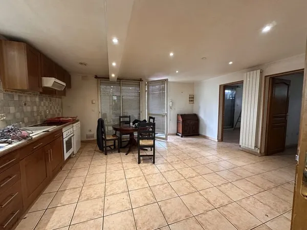 Maison d'habitation divisée en appartements - immeuble de ra