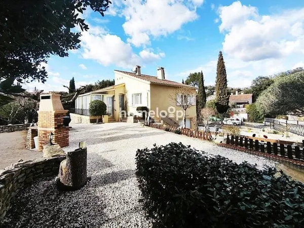 Villa traditionnelle Plain Pied de 3 pièces, rénovée avec soin avec garage sur grand terrain avec Co