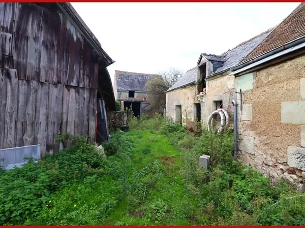 Maison et grange à restaurer dans le bourg de Mazières-de-Touraine.