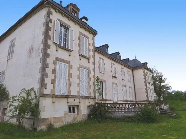 Château Historique à Moulins-Engilbert