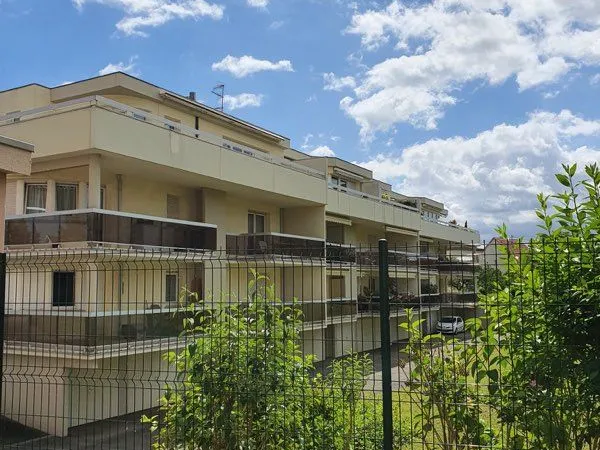 T3 meublé 80 m² avec terrasse, garage et ascenseur - au calme