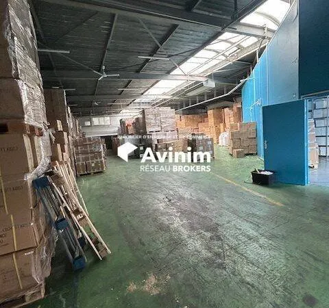 Entrepôt 871 m²