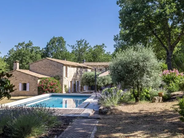 Maison 6 pièces 240 m²