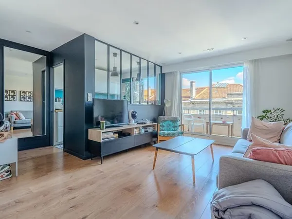 Bordeaux Parc Rivière / Tivoli - Appartement T2 de 51m² avec 2 balcons, cave et parking