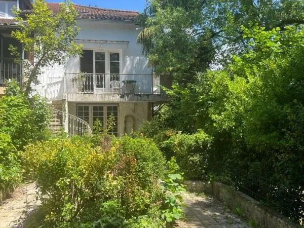 Maison de ville 112 m² + Local commercial 50 m² - Centre Vic-Fezensac - Fort potentiel après rénovat