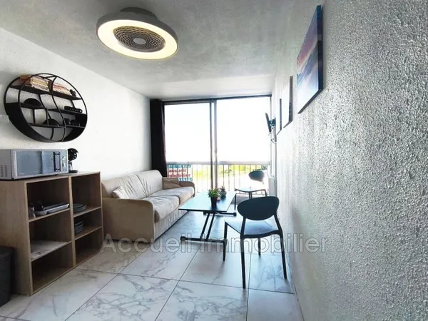 Studio d''environ 16 m² avec loggia repoussée, en bon état, ve