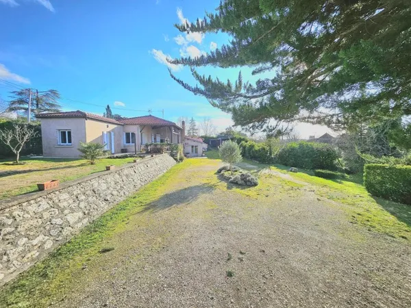 MAISON DE CAMPAGNE AVEC JARDIN ET PISCINE