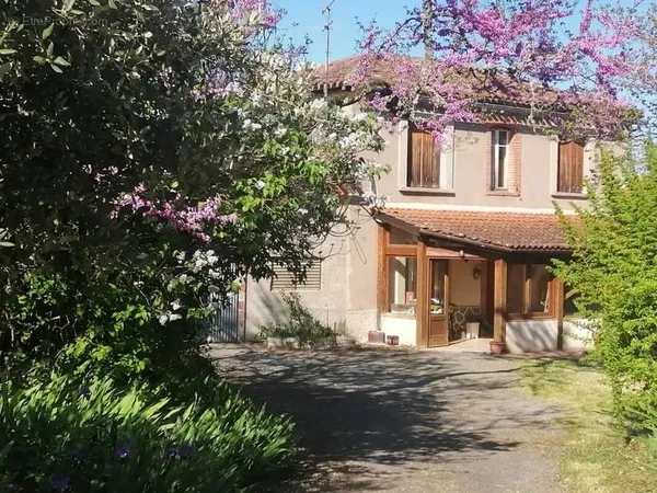 Ensemble immobilier beau site 1ha 20a