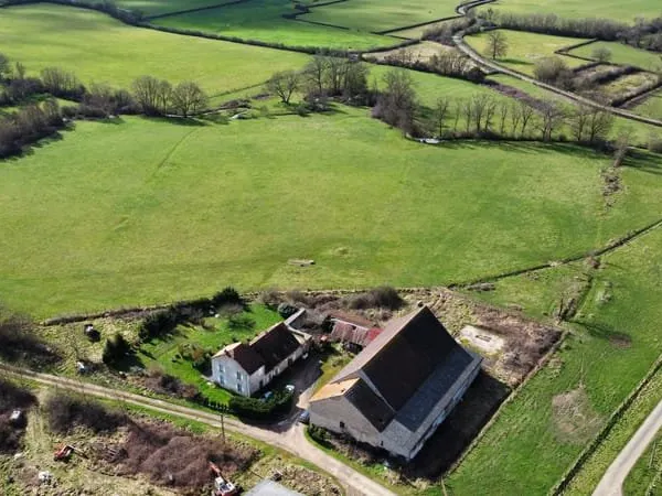 Authentique corps de ferme bourguignon gros potentiel à ré