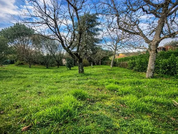 Beau terrain viabilisé avec vue Pyrénées dans un environneme