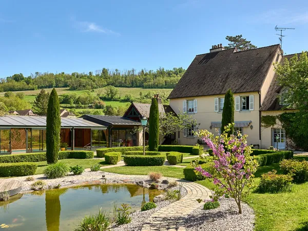 UNE DEMEURE EN PIERRE ENTRE ESPACES DE RÉCEPTION ET JARDIN HABI