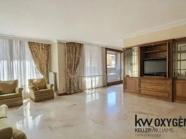 À Vendre : Appartement de 205 m2 avec 5 chambres en Centre-Vill