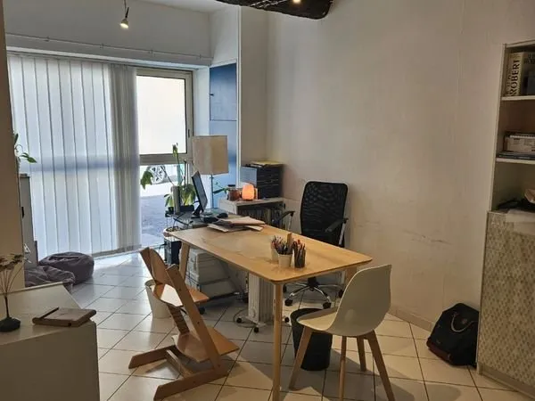 À LOUER — Local professionnel 100 m²