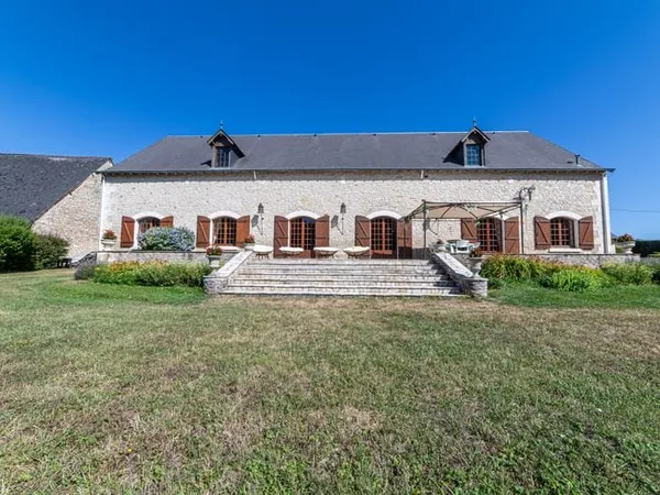 Belle propriété du XVIIIème siècle d'environ 300m2 avec piscine creusée sur plus d'un hectare de ter