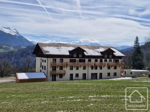 Un appartement duplex de 3 chambres à l'état brut (102,50 m²), offrant une toile vierge pour un amén