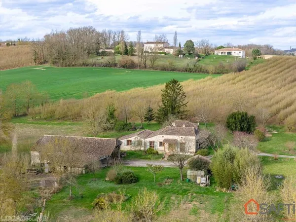 Propriété composée d'une maison d'habitation, grange et dépendances en pierre
