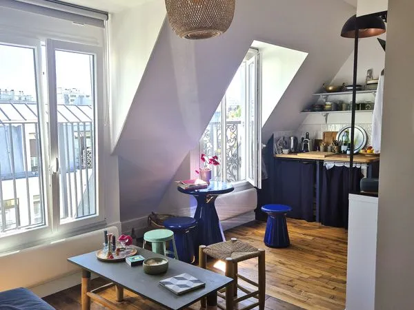 Vente d'un joli studio totalement rénové disposant de deux balcons et un ascenseur, au 7ème étage . 