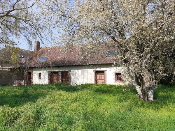 ARMENTIÈRE SUR AVRE en campagne, Maison de pays à réhabiliter avec grand jardin