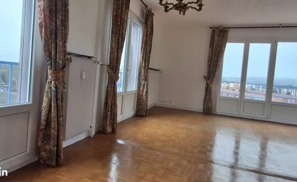 Appartement 4 pieces , vue panoramique, 9eme et dernier étage, à 400 m de la gare et des rues piéton