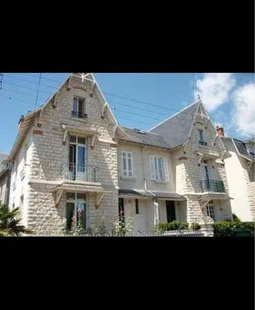Maison en pierre près de la plage de la Concurrence