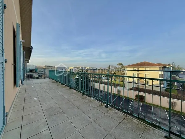 CHASSIEU HYPER-CENTRE - grand T2 avec une magnifique et spacieuse terrasse et une vue dégagée !