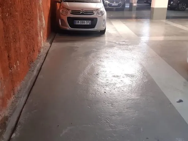 16è Accès par rampe pour une place de parking