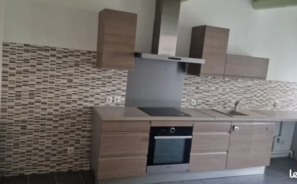 Maison de 76 m2 rénovée avec 2 chambres dans le village à deux pas des commodités avec une cour exté
